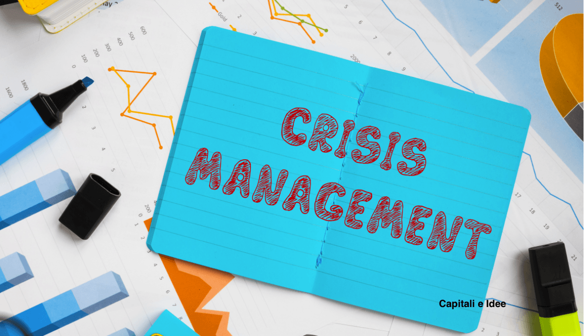 Crisi societaria immagine di foglio blu con scritta crisi management